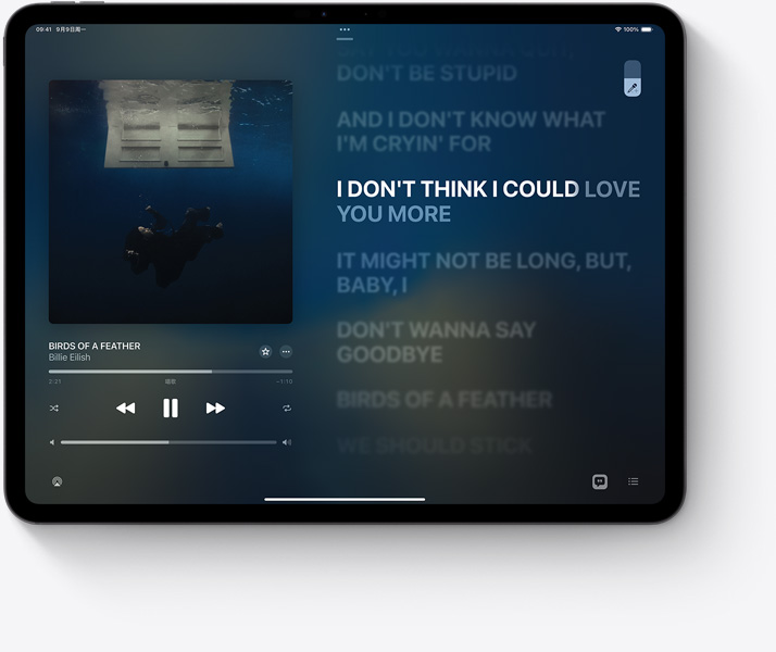iPad 屏幕上显示 Billie Eilish 的 Birds of a feather 的歌词,高亮显示的句子代表正在演唱的部分。