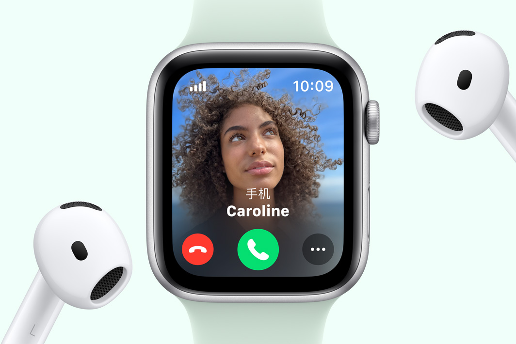 Apple Watch SE 屏幕上显示有来电呼入，旁边是一副 AirPods。