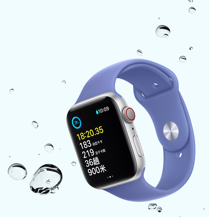Apple Watch SE 屏幕显示游泳体能训练，旁边有一些水滴。