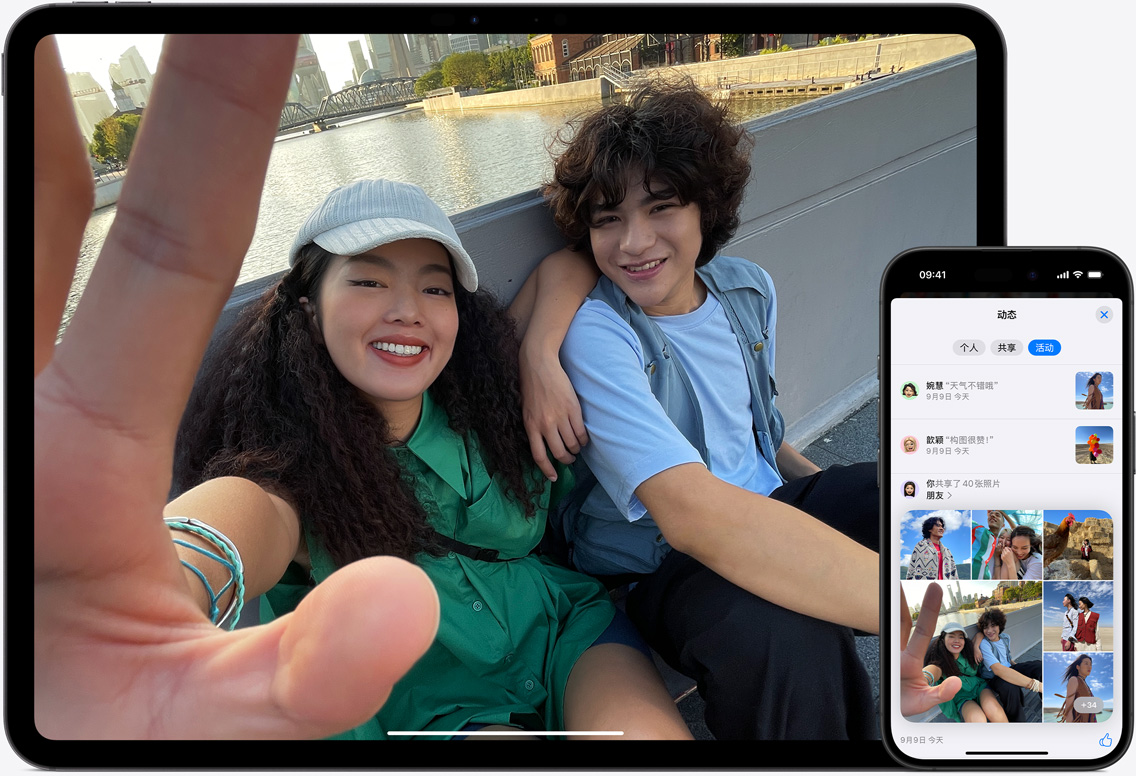 iPad 和 iPhone 屏幕显示着 iCloud 照片,画面是两个朋友在上海以外白渡桥和东方明珠电视塔为背景微笑着合影