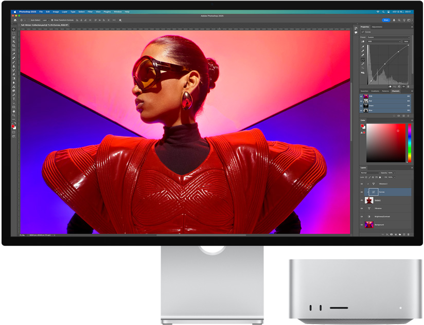 一起展示的 Studio Display 和 Mac Studio，正在使用 Adobe Photoshop