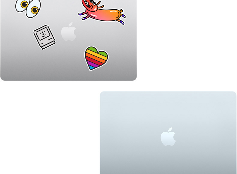 一台银色 Mac 笔记本电脑，盖子闭合且上面贴有贴纸，以及一台天蓝色的 MacBook Air，盖子闭合但上面没有贴纸。
