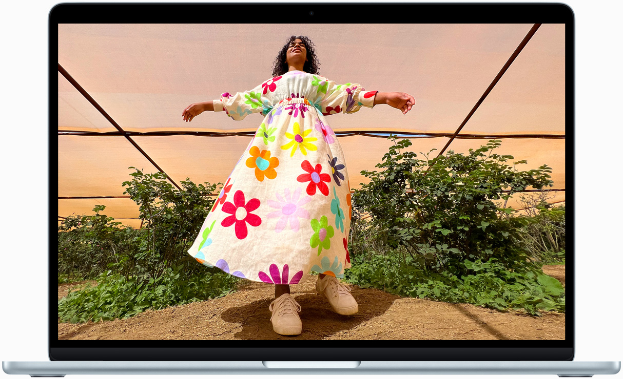 在 MacBook Air 的屏幕上展示一个身穿彩色衣服的人物，以此显示 Liquid 视网膜显示屏的色彩范围和分辨率