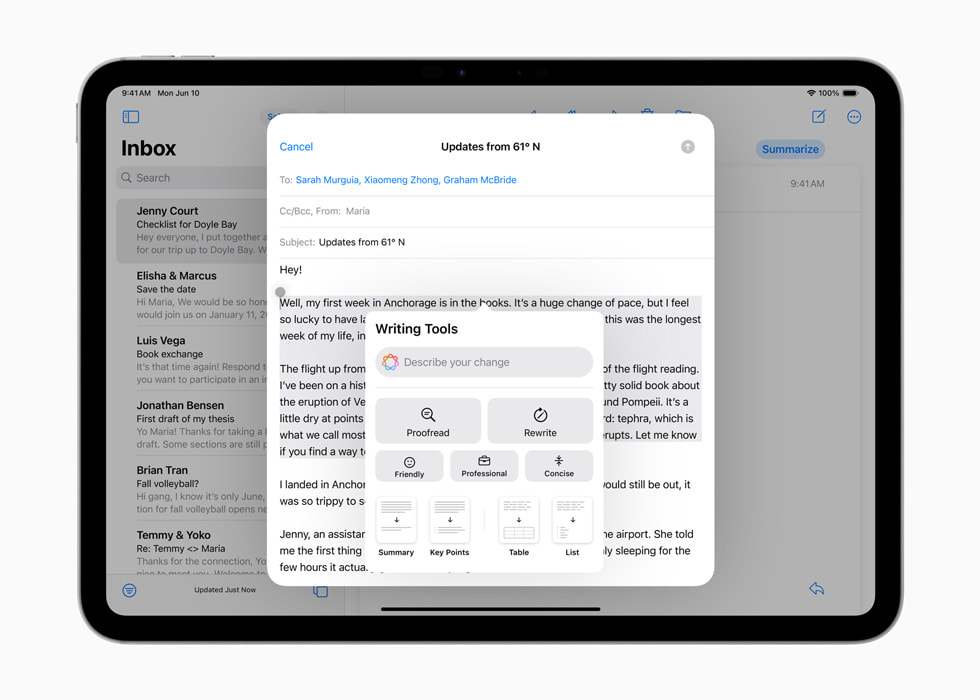 iPad Pro 上显示着一封正在撰写的电子邮件，Writing Tools 中包括校对、重写和总结选项。 