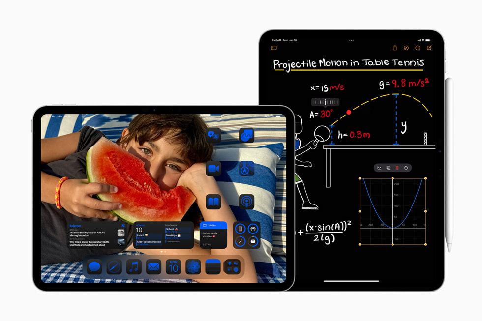 两台 iPad Pro 设备并排放置，其中一台显示自定义主屏幕，另外一台显示 Math Notes。