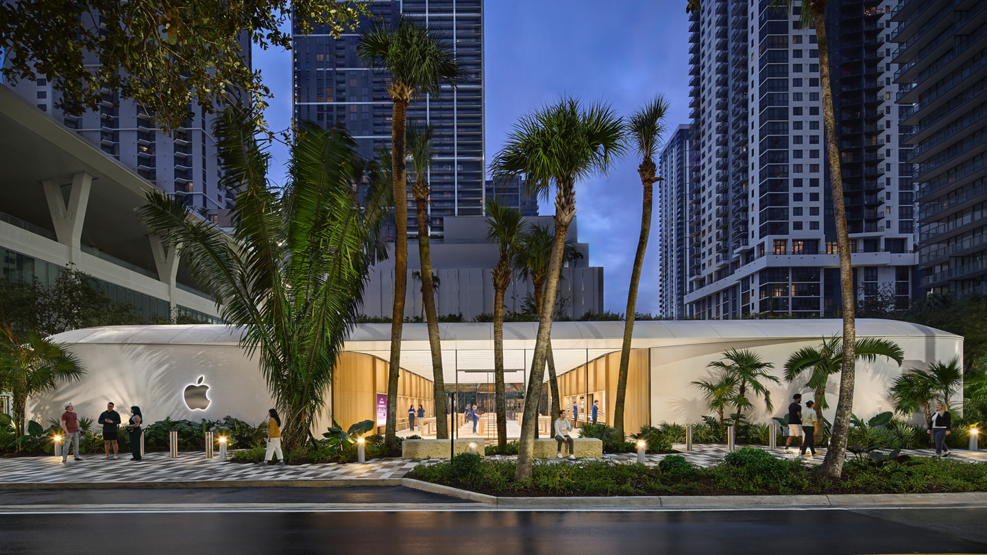 Apple 迈阿密 Worldcenter 零售店外部的广角照片。