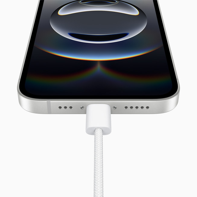iPhone 16e USB-C 端口的特写。
