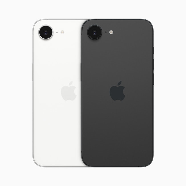 哑光白色和哑光黑色 iPhone 16e 并排放置。 