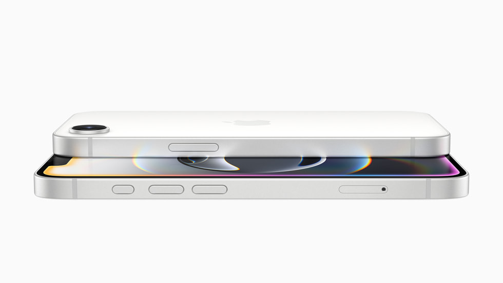 两台白色 iPhone 16e 叠放在一起。