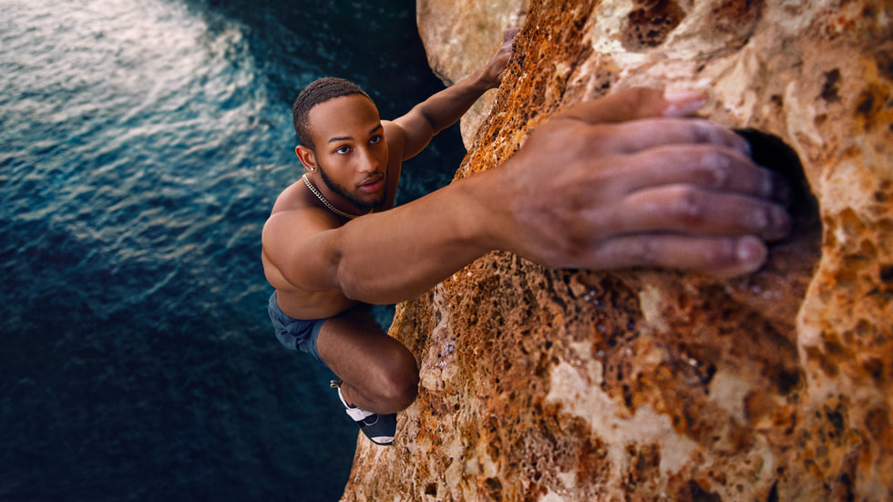 Kai Lightner 在西班牙海滨攀岩。
