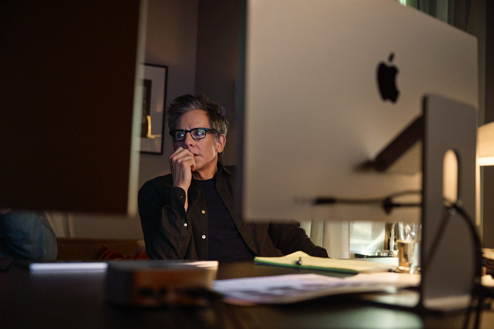 Geoffrey Richman 与 Ben Stiller 坐在 Mac 工作站前。