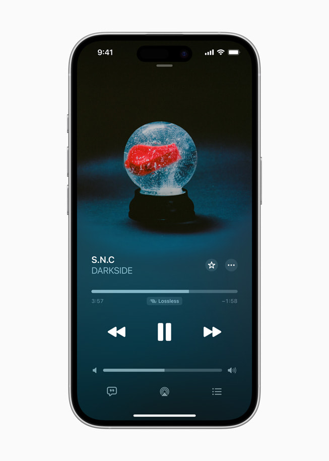 iPhone 16 Pro 的 Apple Music 中显示着一张使用超低延迟无损音频录制的专辑。