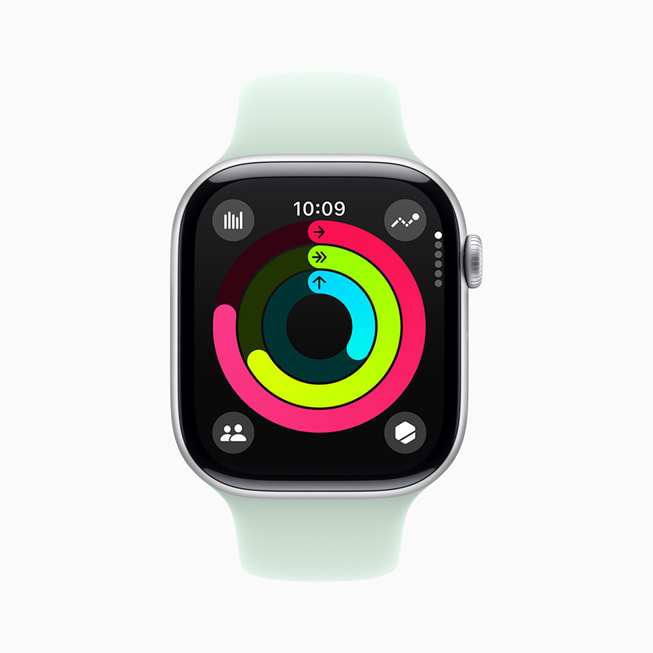 Apple Watch 上显示着健身记录 app。