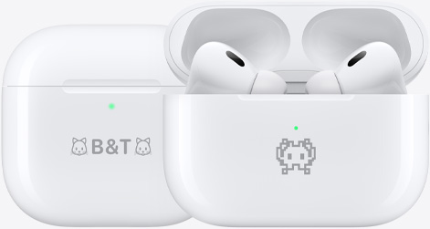 两只 AirPods 4 充电盒都镌刻着表情符号示例:一只在文字“B&T”两侧刻有猫咪表情符号,一只刻有螃蟹表情符号。