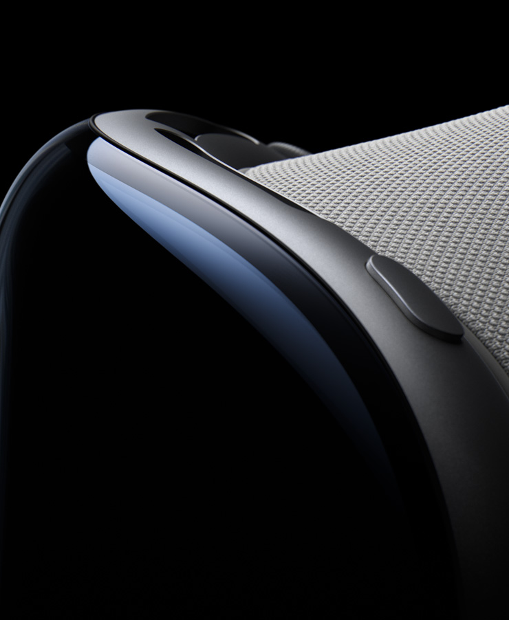 Apple Vision Pro 近距离特写,展示其正面、顶部按钮和遮光罩。