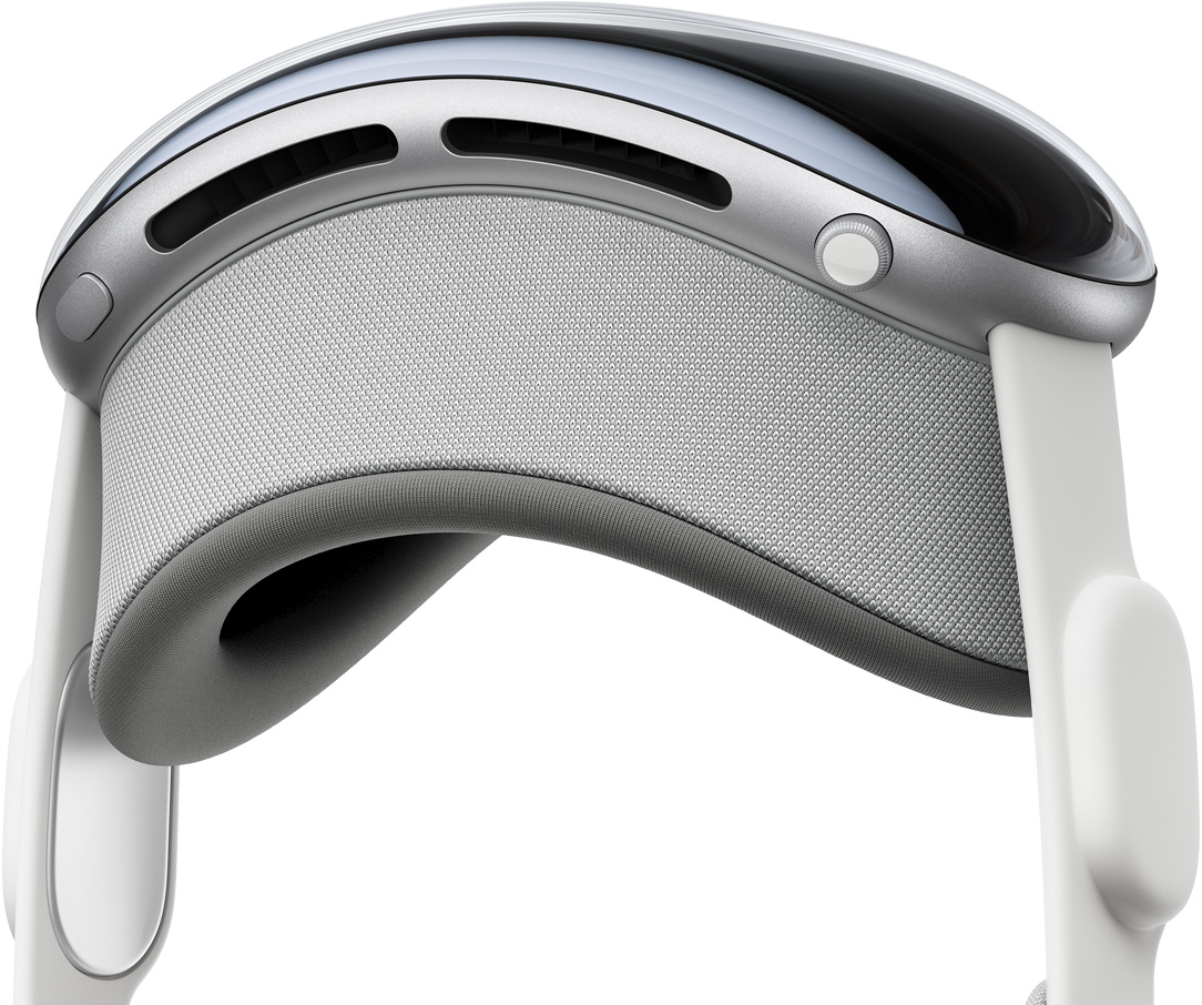Apple Vision Pro 近距离特写,展示遮光罩。