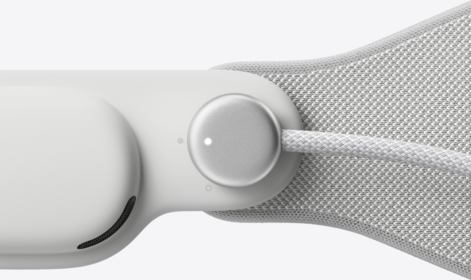 Apple Vision Pro 侧面视图,展示电源接口。