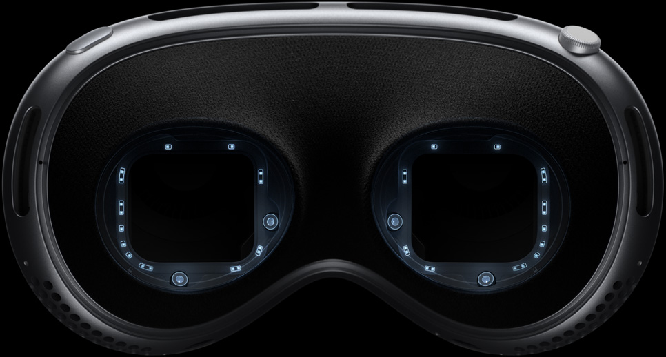 Apple Vision Pro 的内侧视图,突出展示实现精确眼动追踪功能的 LED 和红外摄像头。