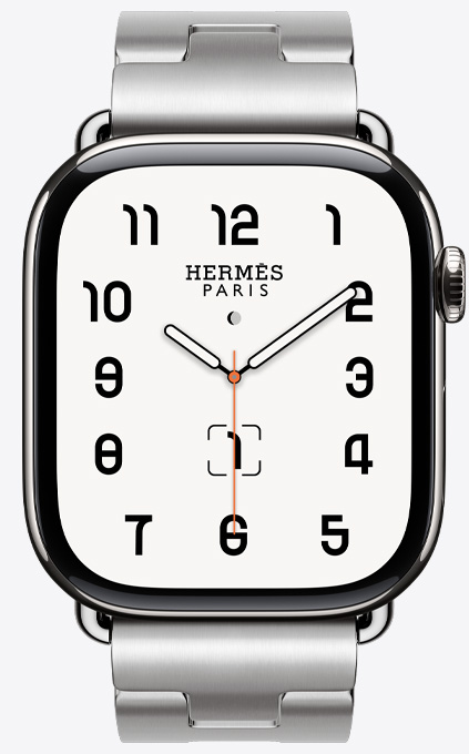 Satiné 缎灰色 Grand H 不锈钢表带搭配 Hermès 经典表盘的正面视图。