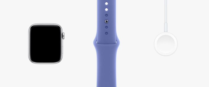Apple Watch SE、淡蓝紫色 (紫色/蓝色系) 运动型表带和磁力充电器转 USB-C 连接线并列排放的正面视图。