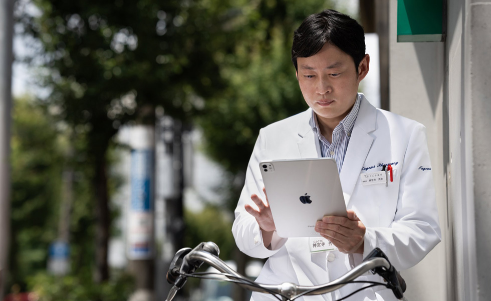 得益于 iPad 的便携性,药剂师可在全市范围内提供上门服务