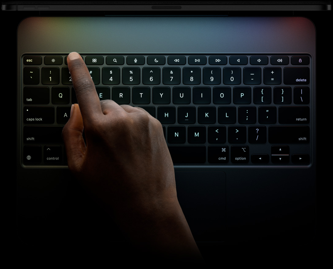 适用于 iPad Pro 的黑色妙控键盘,横向放置,展示整排功能键、呈倒 T 形排列的方向键,以及自带的触控板。