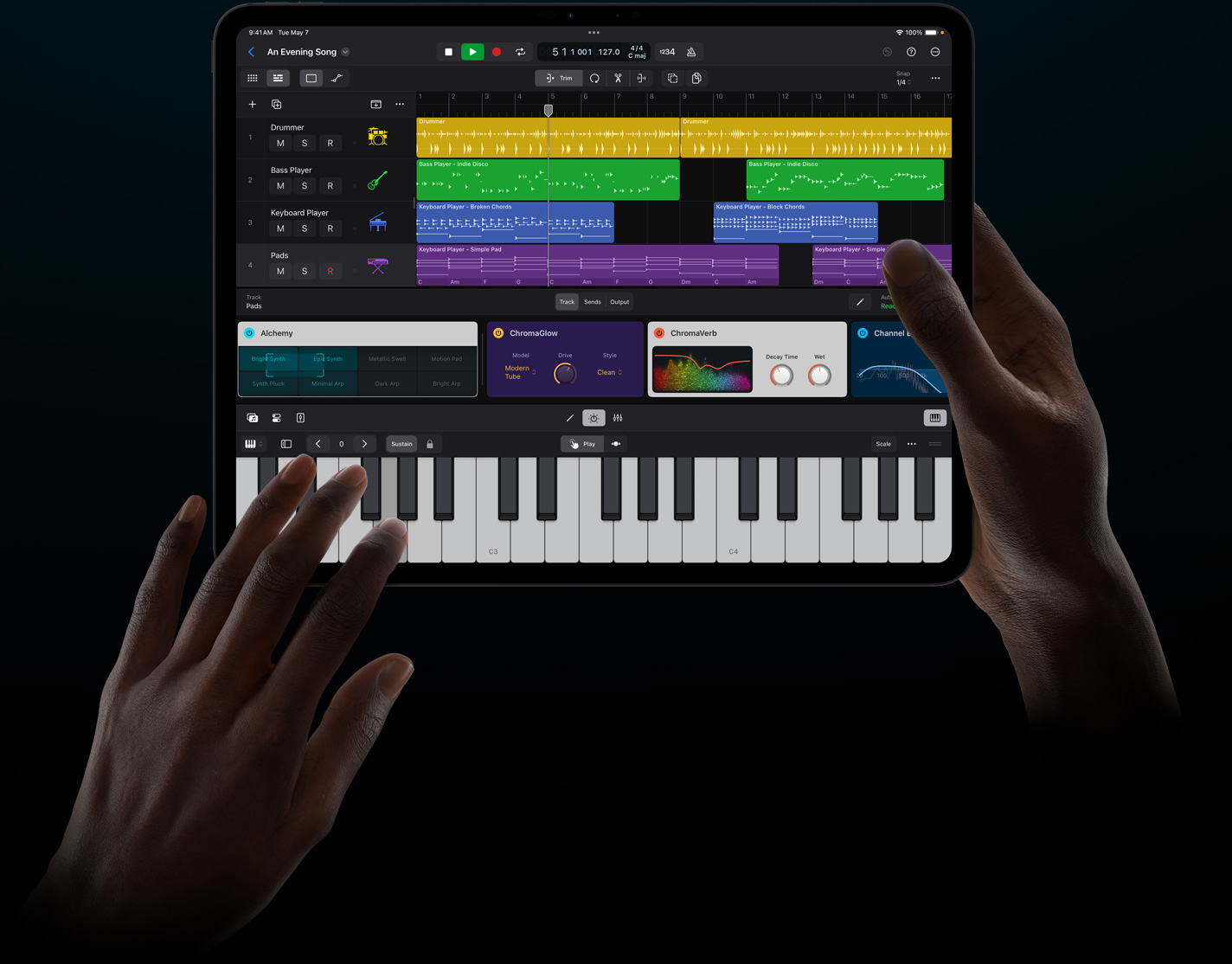 一双手拿着一部 iPad Pro,以触控方式在 iPad 版 Logic Pro 中演奏虚拟乐器。