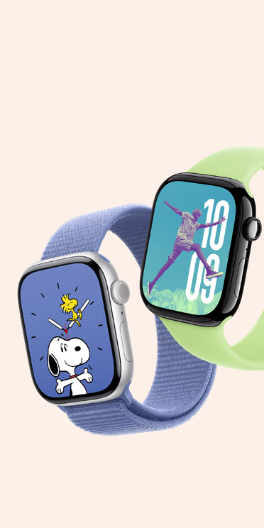 两只 Apple Watch Series 10。第一只显示史努比表盘并配有淡蓝紫色 (紫色/蓝色系) 回环式运动表带。第二只显示照片表盘并配有北极光色 (浅绿色系) 单圈表带。